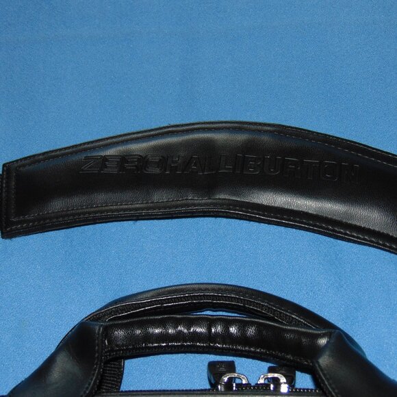 ZERO HALLIBURTON PADDED CASE WITH SHOULDER STRAP - Picture 3 of 7